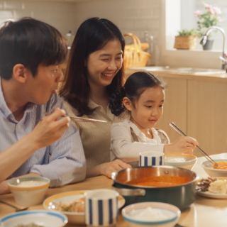 식사하고 있는 가족