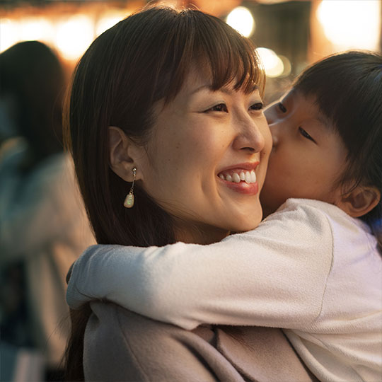 아이를 안고 있는 엄마의 환한 웃음
