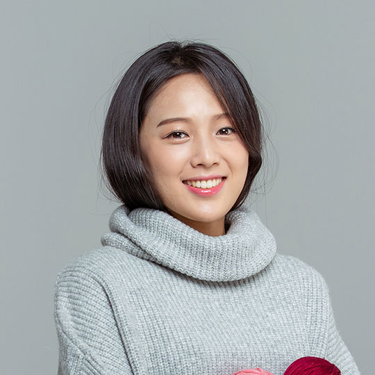 환하게 웃고있는 여대생