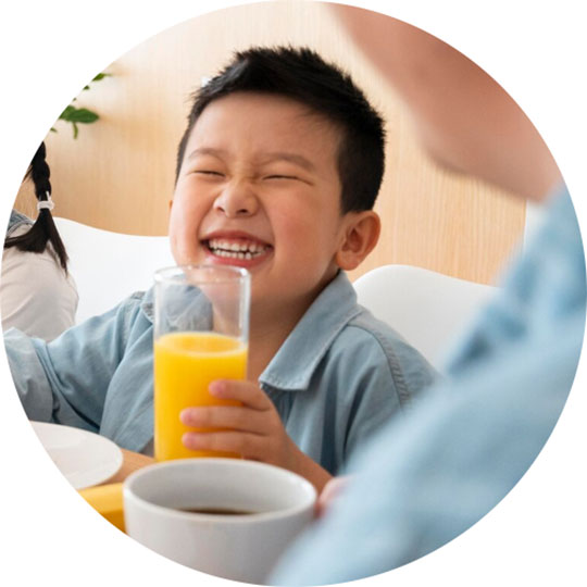 환하게 웃음 짓고 있는 남자 아이