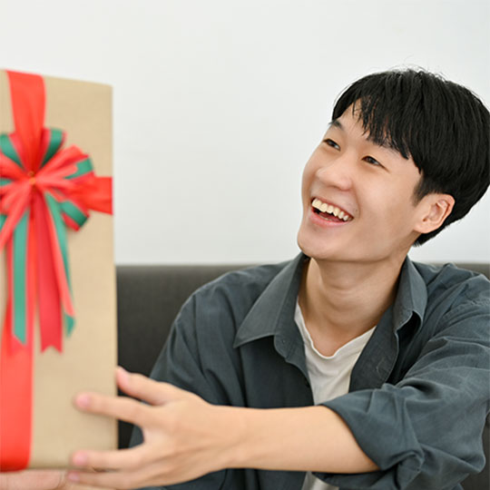 선물을 받고 기뻐하는 남대생